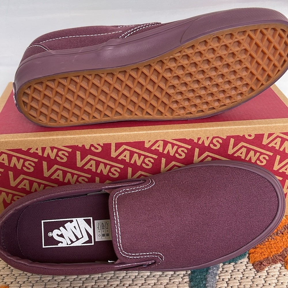 Vans WMNS Classic Slip-On
Pastel Mono Plum Wine
VN000CT5CHI
Sneakers - Picture 5 of 16